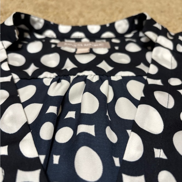 EUC Banana Republic Navy & White sleeveless top. Vneck w/ small collar in back. - Picture 2 of 4